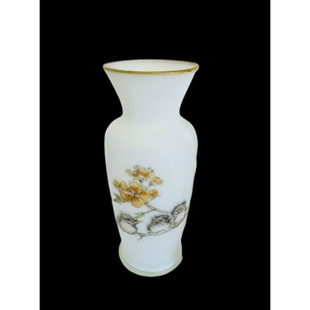 Vintage Enesco Vase‎ Baby Birds by Mary Mugg Frosted White Glass Gold Trim 6"
